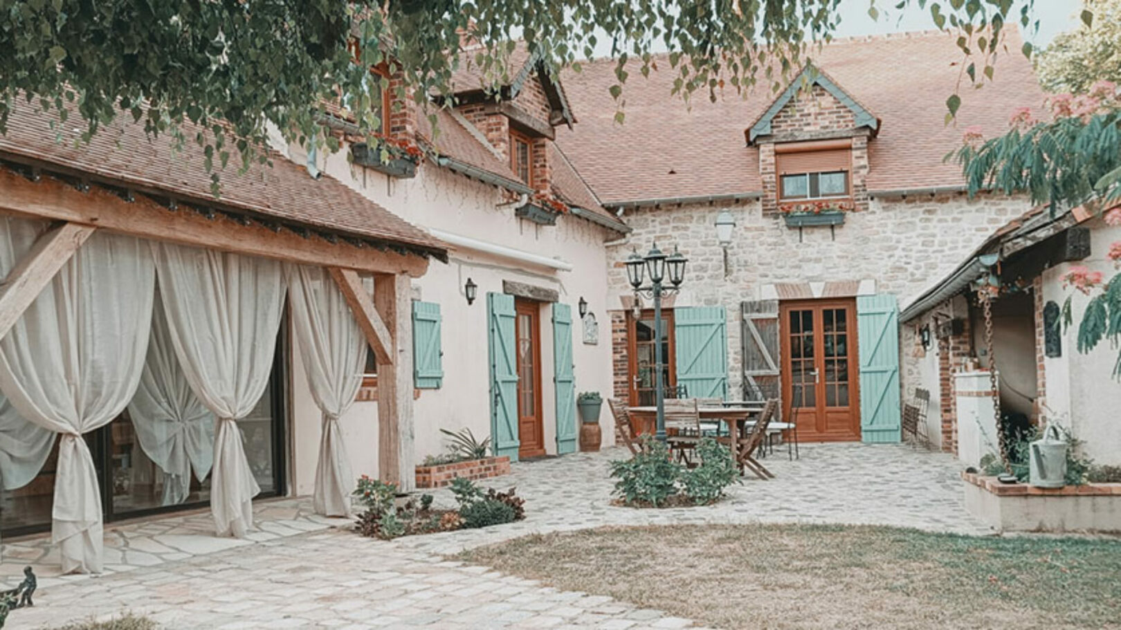 Façade de la maison d'hôtes Chez Eric & Nath à Bois-Herpin, grand parking privé